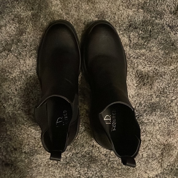 Size 9 woman’s black boot - Picture 2 of 3